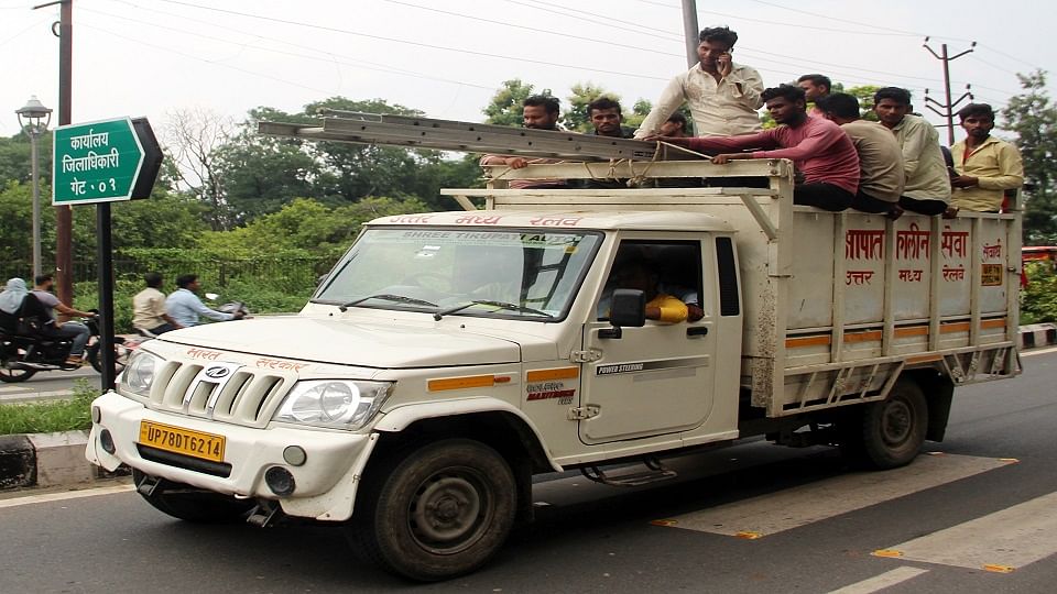 कलेक्ट्रेट के सामने से गुजरता सवारियों से भरा मालवाहक वाहन