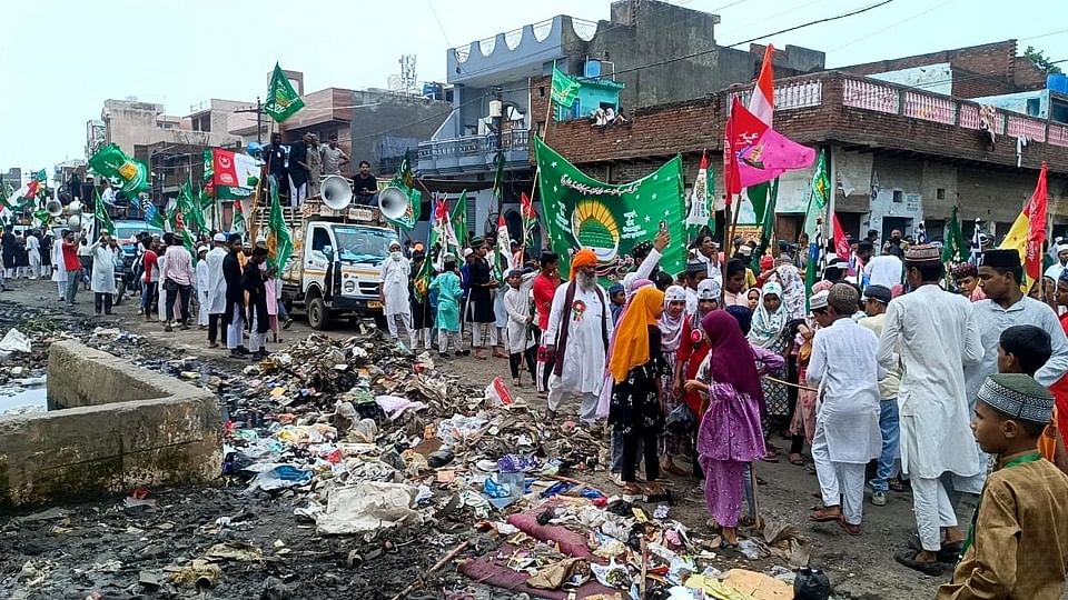 शाहजमल ईदगाह के पास में हो रही गंदगी से होकर गुजरता ईद मिलादुल नबी का जुलूस