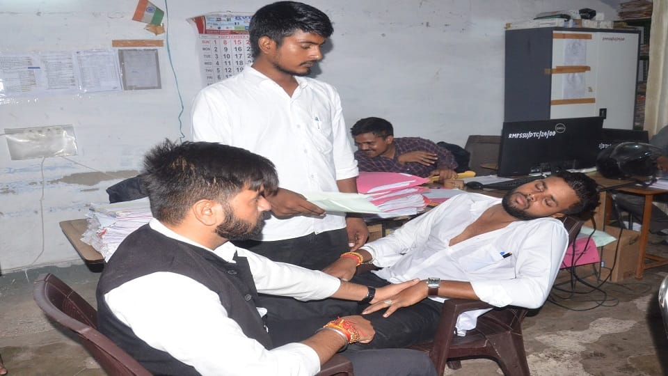 बेहोश छात्र