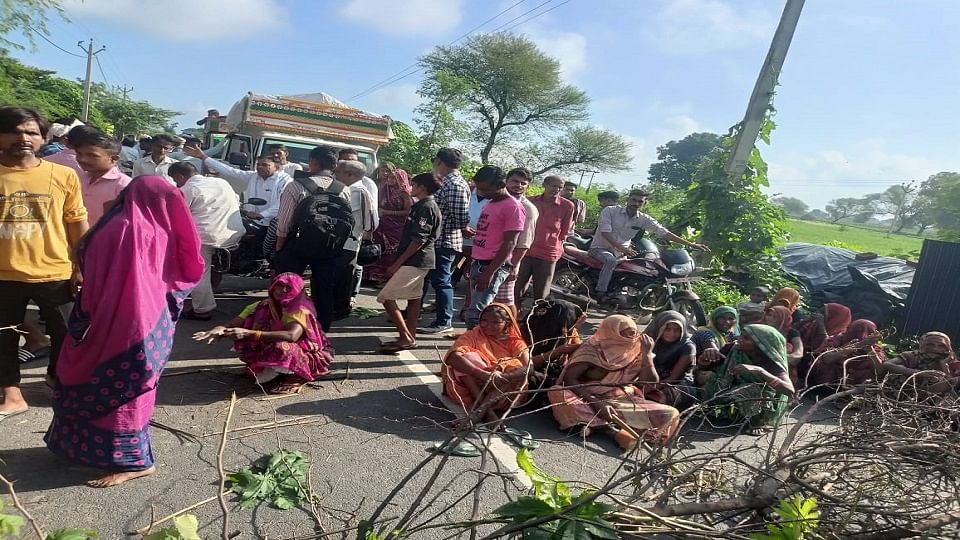 ईशन नदी के पानी से नुकसान होने से नाराज ग्रामीणों ने गांव नगला डांडा के निकट जाम लगा दिया