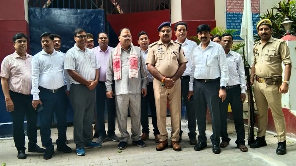 जेल में निरीक्षण करने पहुंचे अध्यक्ष उत्तर प्रदेश बाल संरक्षण आयोग डॉ देवेन्द्र शर्मा