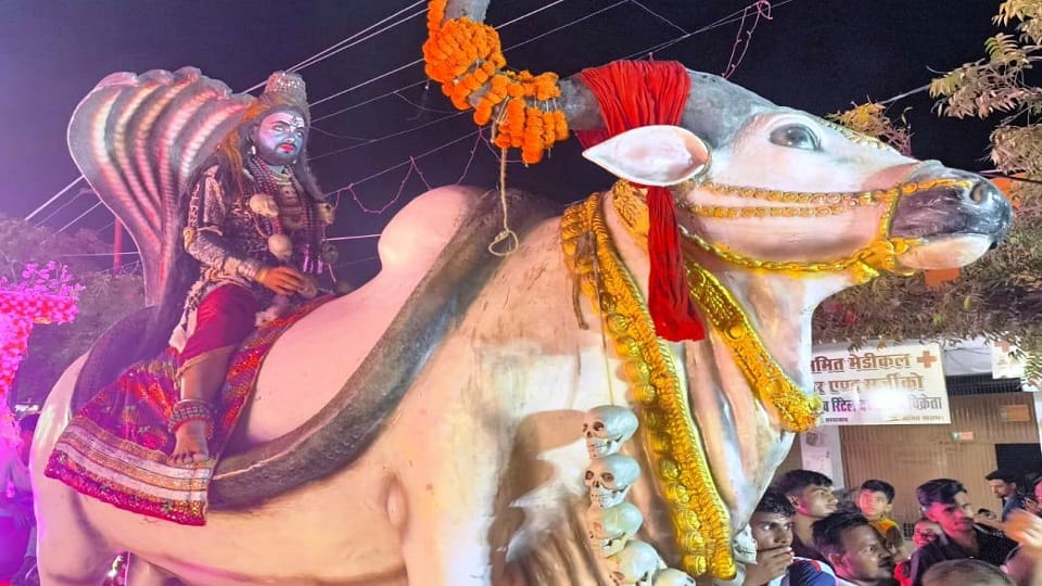 शोभयात्रा में शामिल झांकी