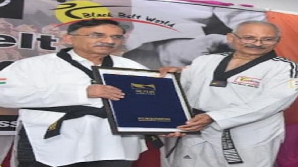 फोर डैन ब्लैक बेल्ट लेते विवेक बंसल