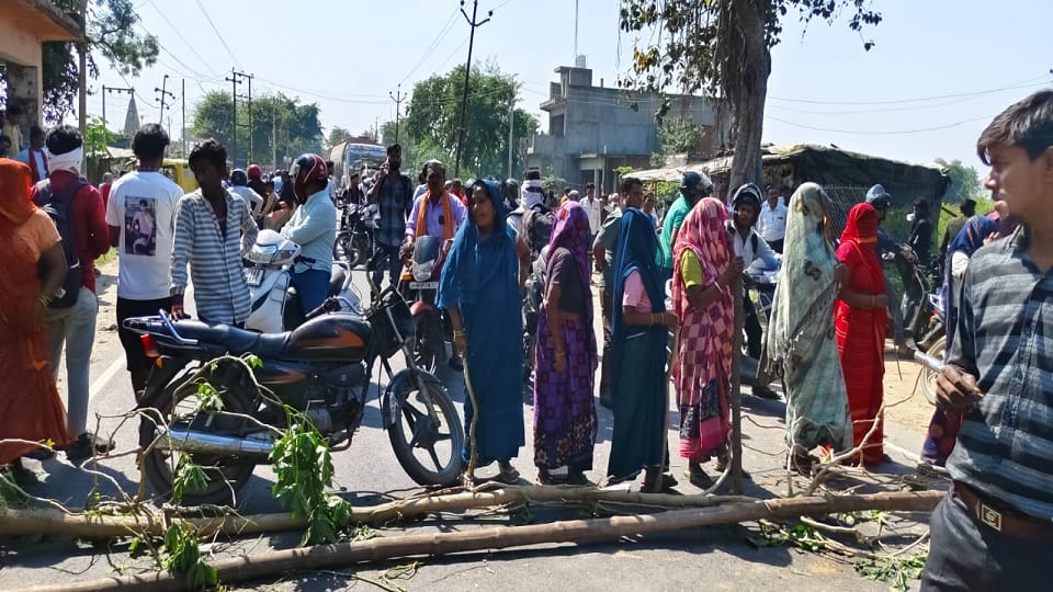 जाम लगाते ग्रामीण
