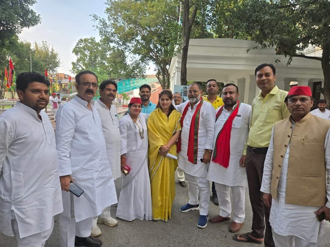 सपा पदाधिकारियों के साथ डॉ चारु कैन