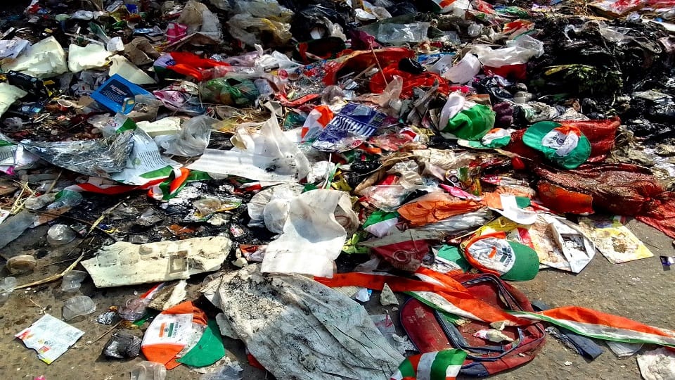 कूड़े में तिरंगे