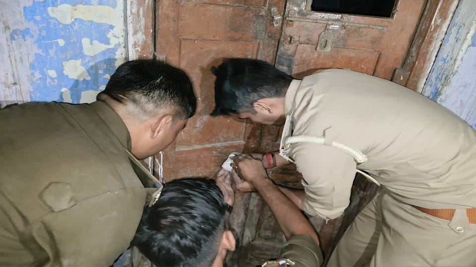 माल सील करती पुलिस