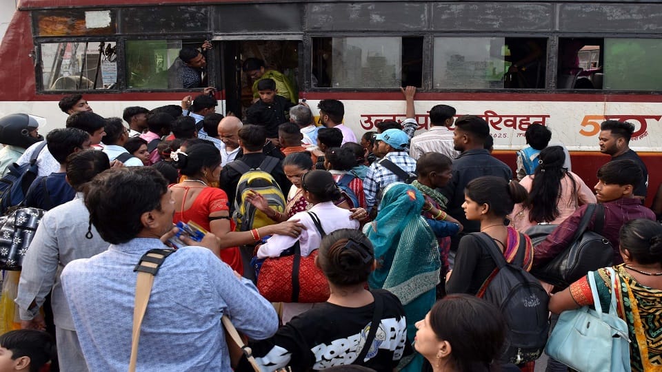 मसूदाबाद रोडवेज बस स्टैंड पर बस में चढ़ती यात्रियों की भीड़