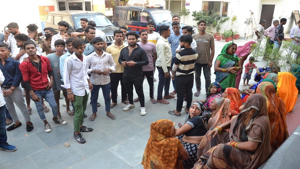 घटना को लेकर ऊपरकोट कोतवाली में एक तरफा हुई कार्यवाही के विरोध में पहुचें लोग