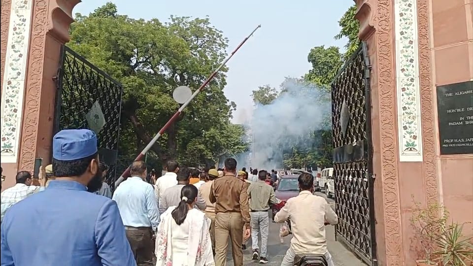 एएमयू कैंपस में आतिशबाजी