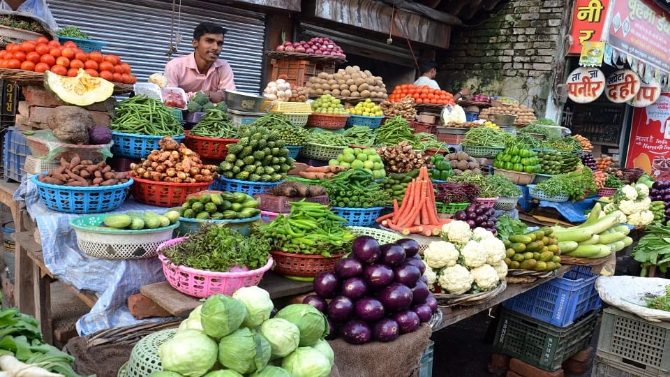दुबे का पड़ाव पर सब्जी की दुकान लगाकर बैठा रोहित