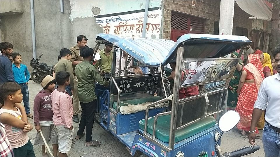 क्षतिग्रस्त ई रिक्शा