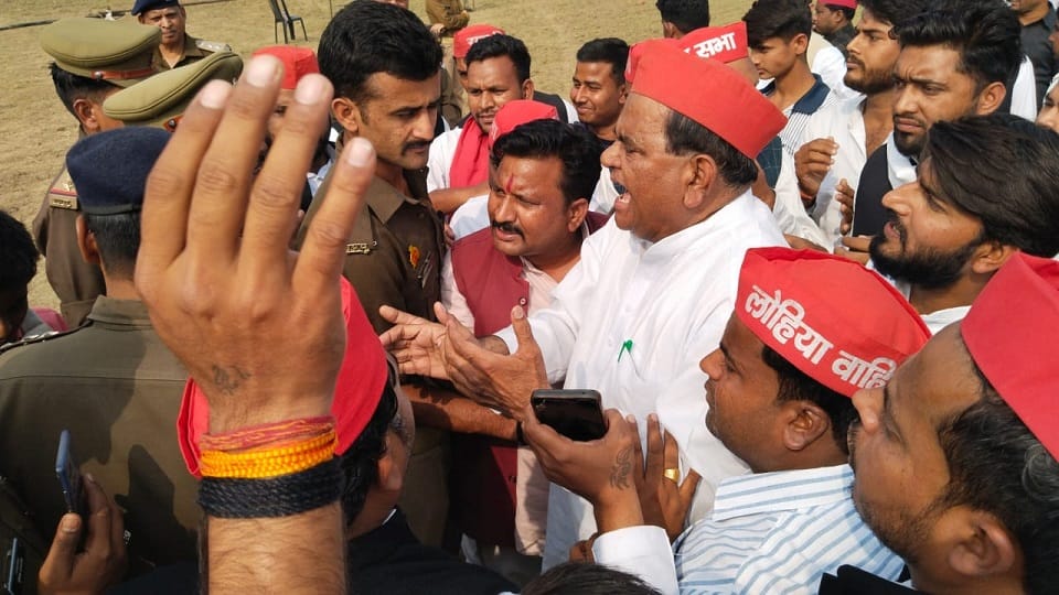 सपाई-पुलिस नोक-झोंक