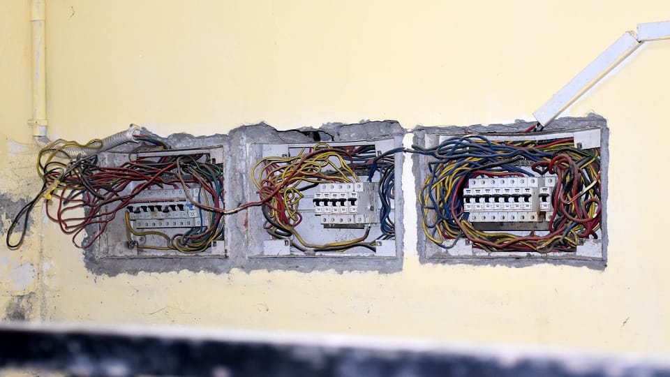दीनदयाल अस्पताल में बोर्ड से बाहर लटके बिजली के तार
