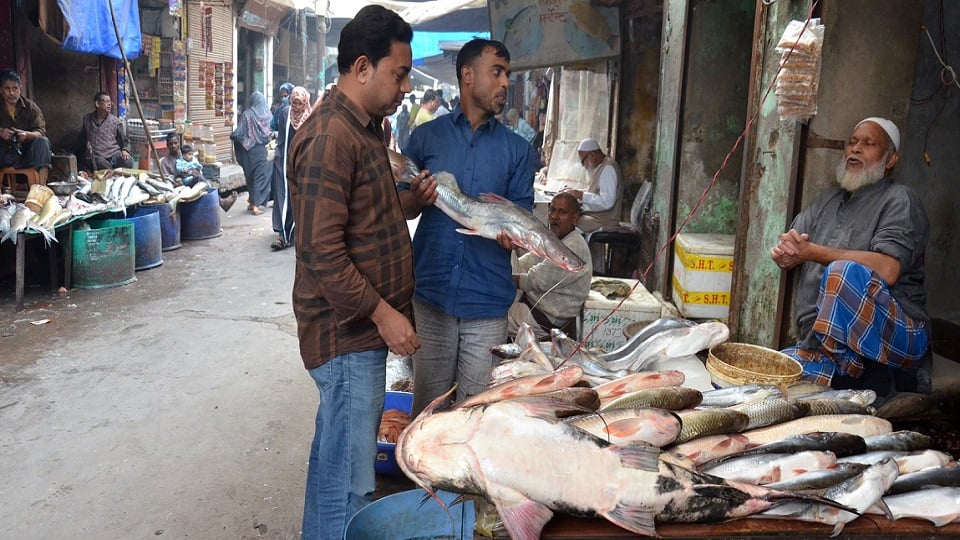 रसलगंज मछली बाजार में मछली खरीदते लोग