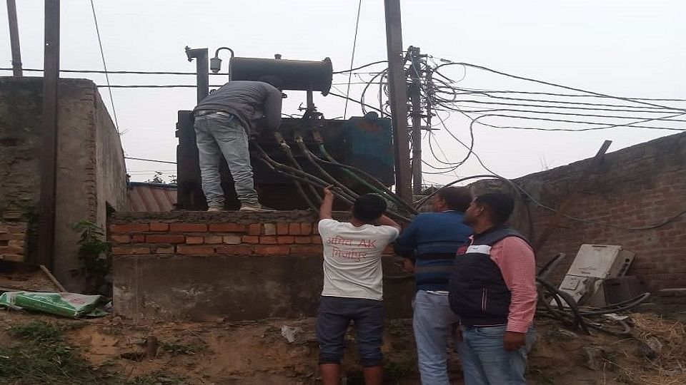 ट्रांसफाॅर्मर का चबूतरा निर्माण कराते बिजली कर्मी