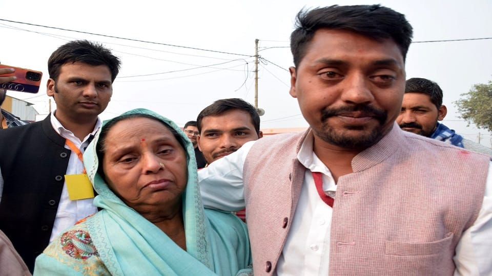मां रजनी दिलेर के साथ सुरेंद्र दिलेर