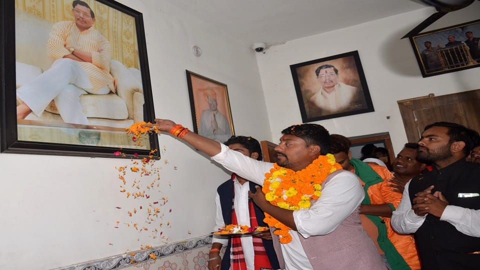 पिता राजवीर दिलेर को श्रद्धासुमन अर्पित करते सुरेंद्र दिलेर
