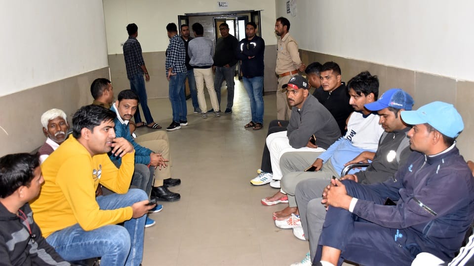 पुलिस लाइन में नवनियुक्त थाना प्रभारी गंगीरी के गोली लगने से घायल जेएन मेडिकल कॉलेज में मौजूद पुलिसकर्मी