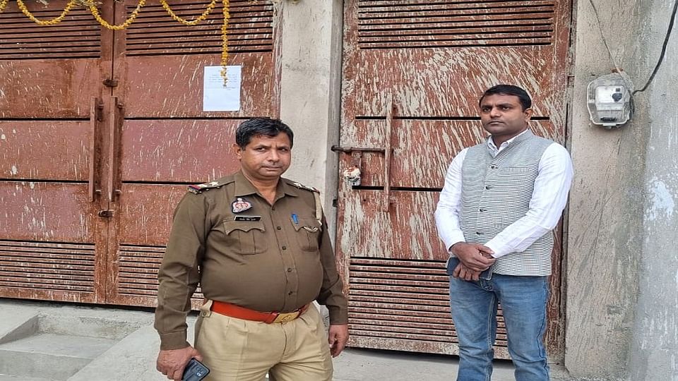 पला रोड पर कोचिंग को सील करते शिक्षा विभाग के अधिकारी व साथ में पुलिस