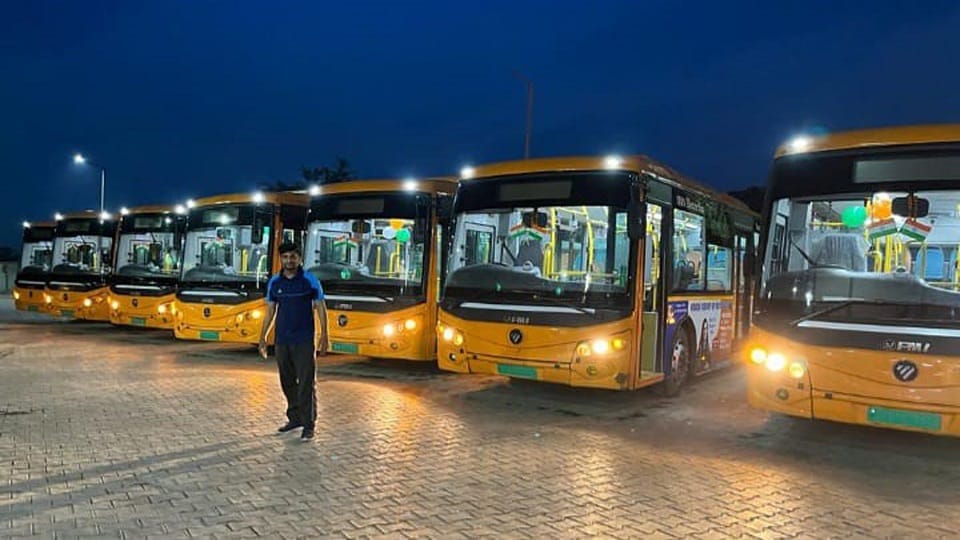 सरासौल स्थित ई बस स्टैंड पर मौजूद ईबस