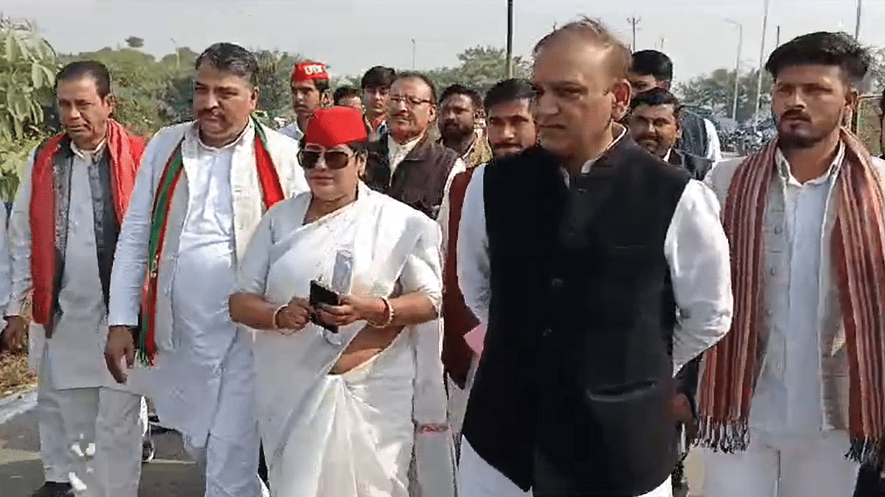 अलीगढ़ एयरपोर्ट पर पहुंचे सपाई