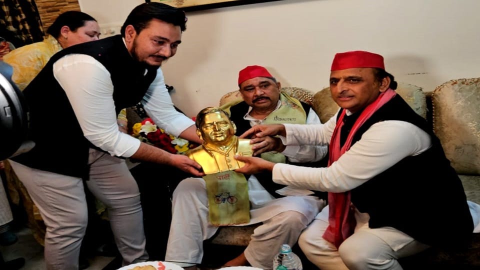 पूर्व विधायक हाजी जमीर उल्लाह खान अखिलेश यादव का स्वागत करते हुए