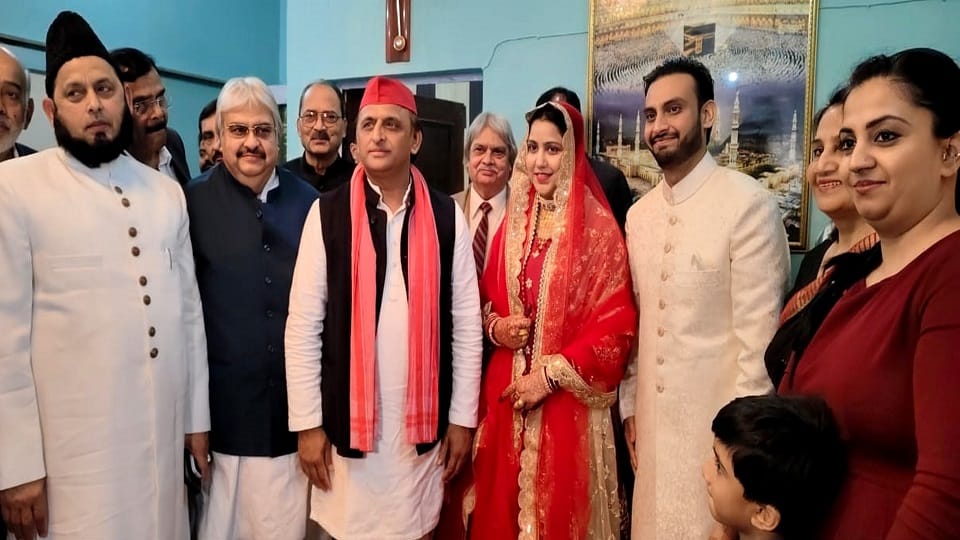 दोदपुर बरगद हाउस मुजाहिद किदवई के आवास पर उनके बेटे और बहू को आर्शिवाद देते पूर्व मुख्यमंत्री अखिलेश यादव