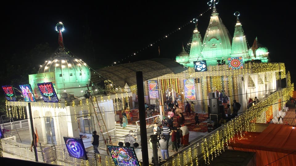 सीता राम विवाह के दौरान सजा राम दरवार मंदिर