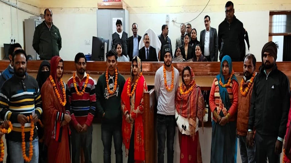 दीवानी कचहरी में पारिवारिक राष्ट्रीय लोक अदालत में जोड़ों के साथ न्यायाधीश परिवार न्यायालय रणवीर सिंह 