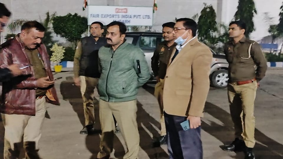 पहुंचे अधिकारी