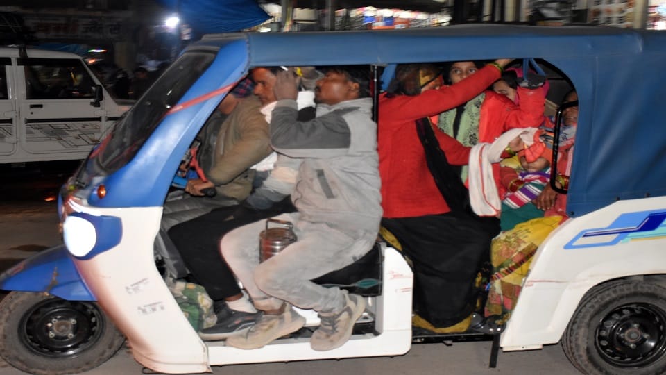 एटा चुंगी वाईपास पर सावारी ऑटो में ओवर लोड बैठी सावारी