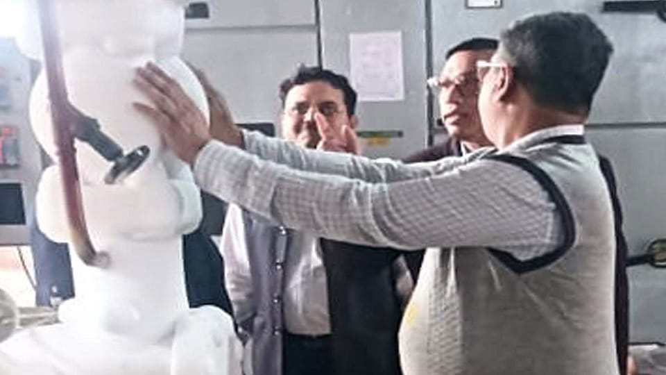 जांच करते अधिकारी