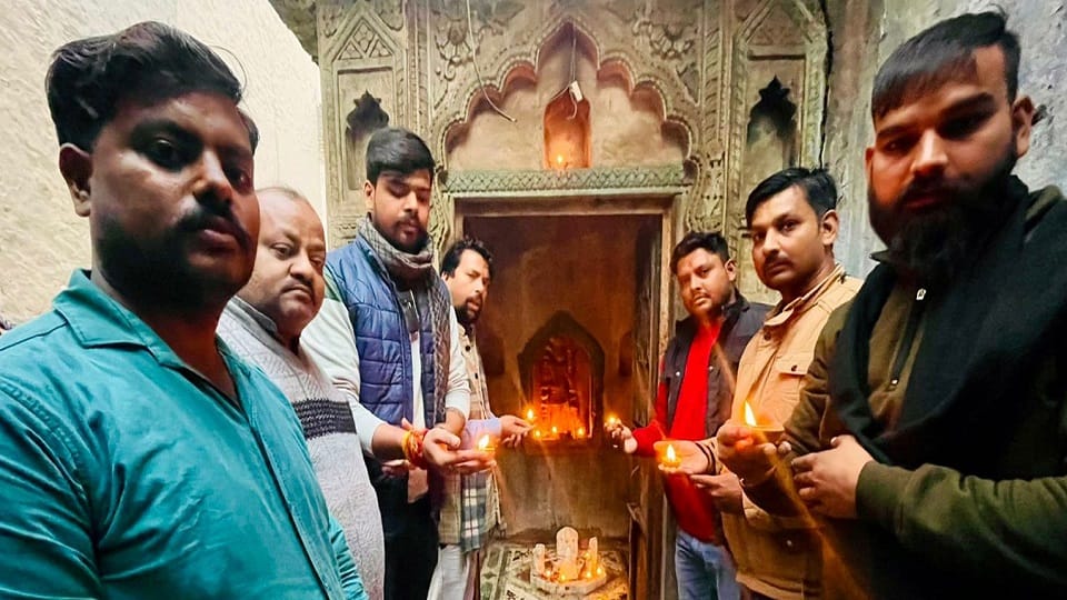 शिव मंदिर में आरती