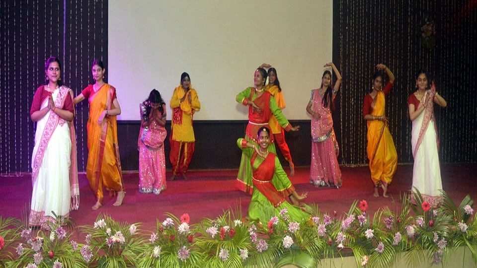 मंविवि में अंतरराष्ट्रीय सम्मेलन में सांस्कृतिक प्रस्तुति देते विद्यार्थी