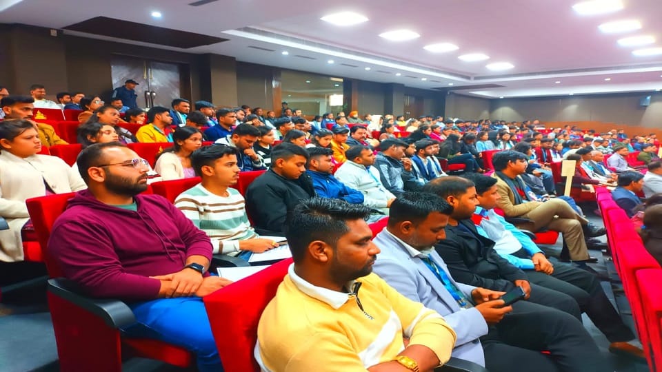 मंविवि में अंतरराष्ट्रीय सम्मेलन में उपस्थित लोग