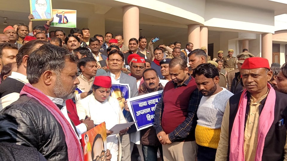कलक्ट्रेट में एमीएम सिटी अमित कुमार भट्ट को ज्ञापन देती  सपा जिलाध्यक्ष लक्ष्मी धनगर  व अन्य पदाधिकारी