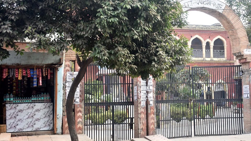कॉलेज के पास बिक रहा नशा