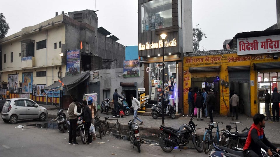 स्कूल के पास शराब की दुकान