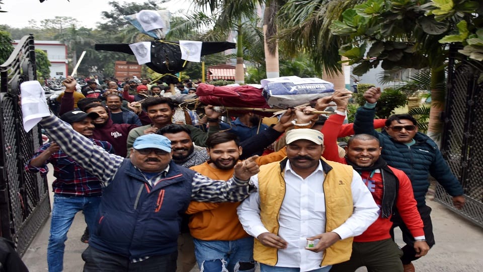 सुकमा एंटरप्राइज कंपनी के डायरेक्टर की अर्थी निकालते हुए
