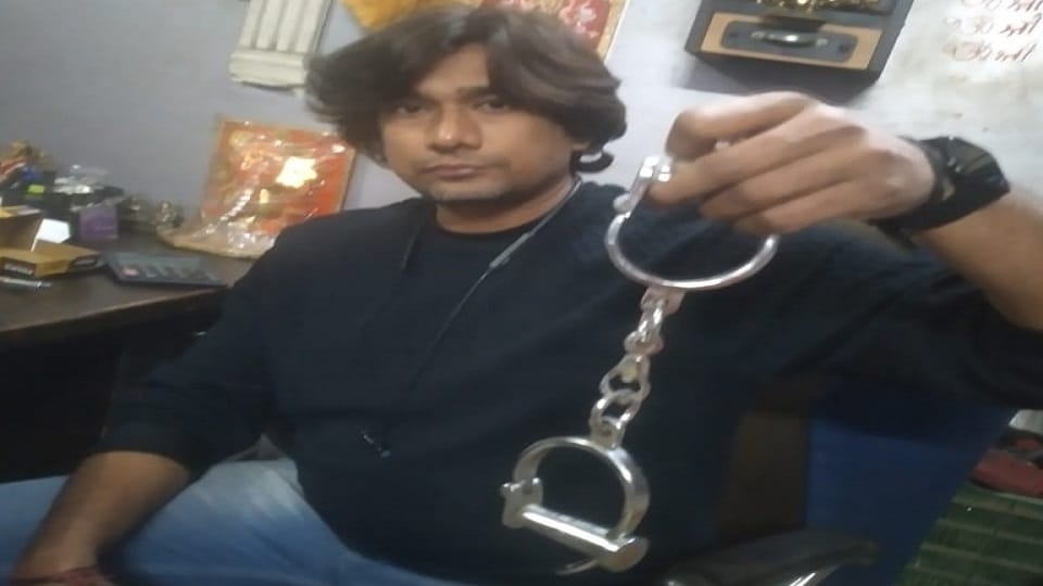 अलीगढ़ में बनी हथकड़ी