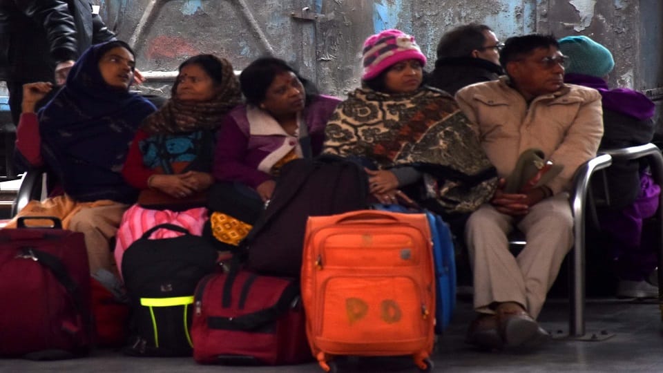 ठंड में ट्रेन का इंतजार करते यात्री