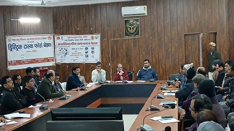 विकास भवन के सभागार में100 दिवसीय सघन टीबी अभियान में अधिकारियों के साथ बैठक करते सीडीओं प्रखर कुमार सिंह 
