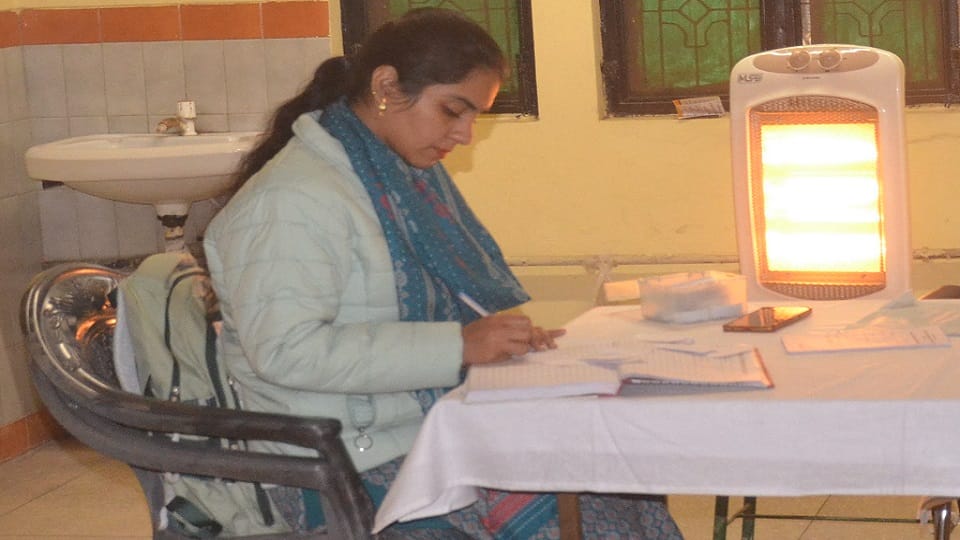 दीनदयाल संयुक्त चिकित्सालय की ओपीडी में रूम हीटर लगाकर बैठे डॉक्टर