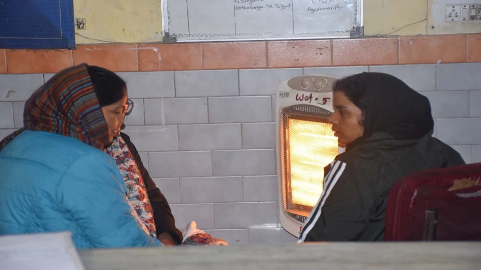नदयाल अस्पताल के वार्ड पॉच में रूम हीटर पर हाथ सेकती स्टाफ नर्स