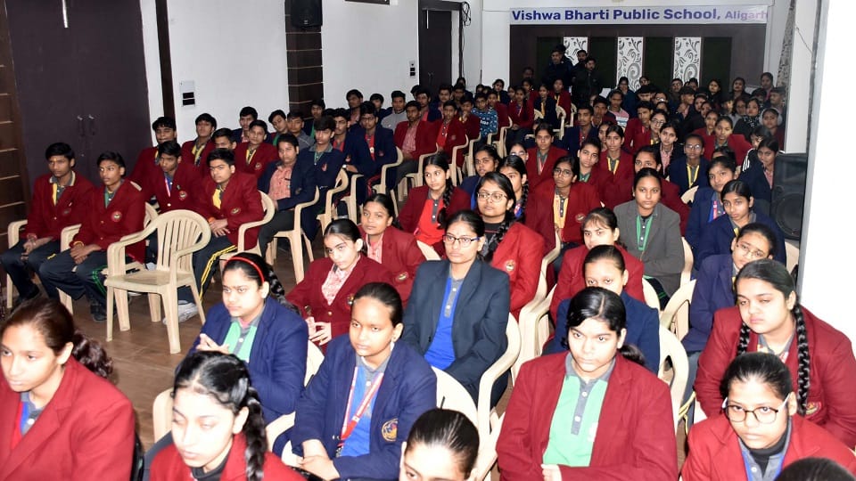 सासनी गेट स्थित विश्व भारती पब्लिक स्कूल में अमर उजाला द्वारा पुलिस की पाठशाला में मौजूद छात्र-छात्राएं