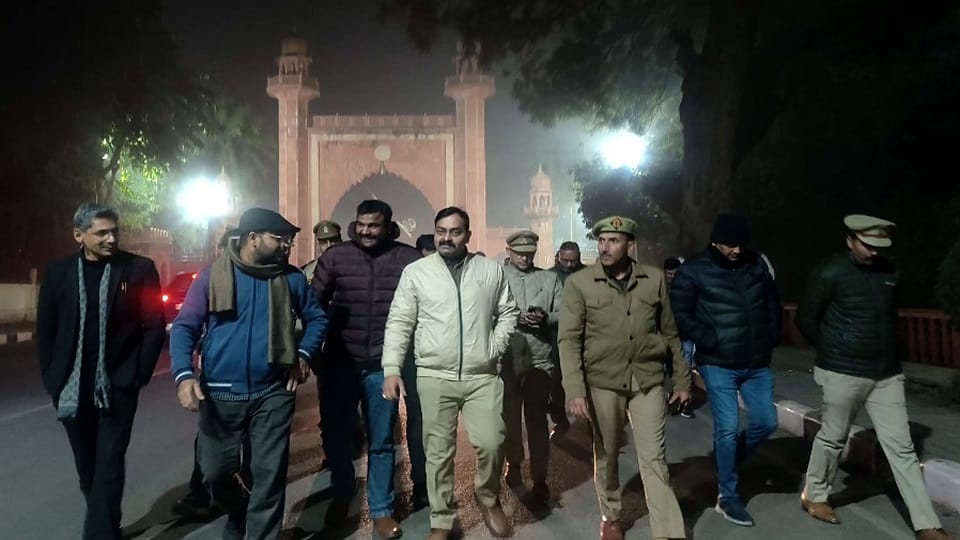 जांच करती पुलिस