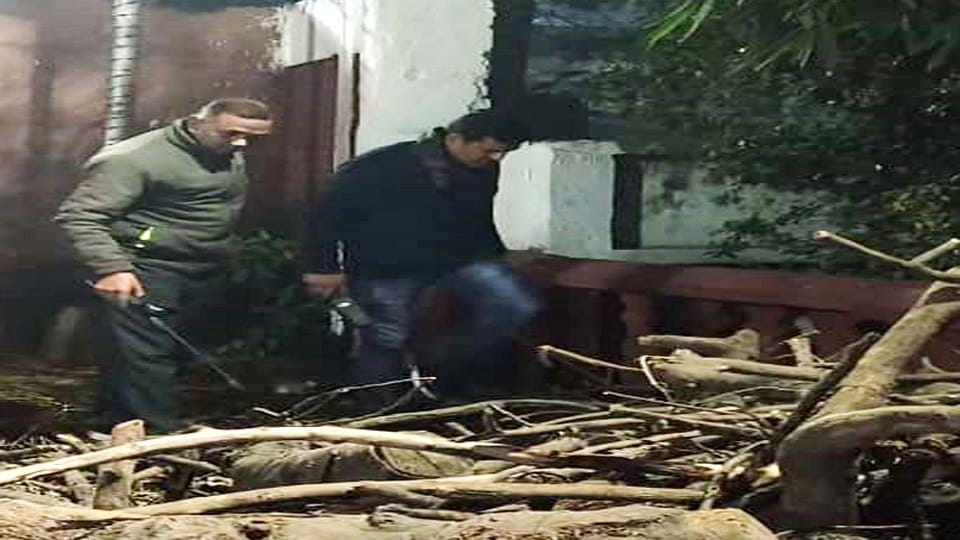 बम ढूंढती पुलिस