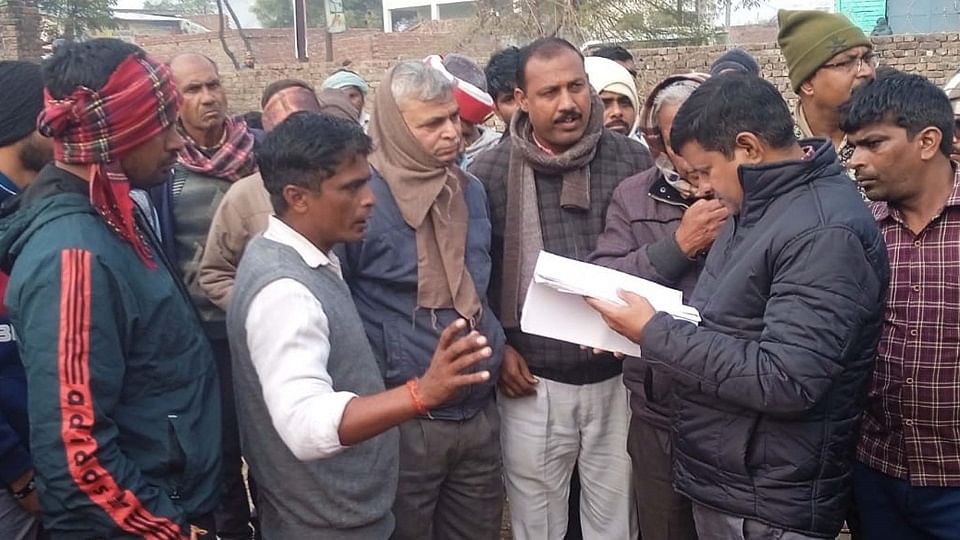 कयामपुर में सरकारी जमीन पर अवैध कब्जा पर अभिलेख चेक करते सहायक नगर आयुक्त वीर सिंह