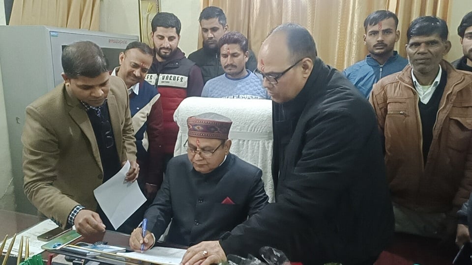वीसी कार्यभार ग्रहण करते हुए